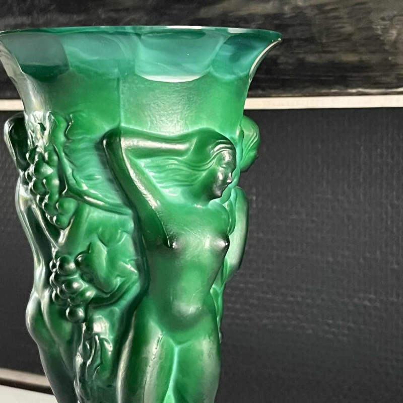Heinrich Hoffmann (attr) vase Art Déco aux bacchantes, série "Ingrid" cristal jade / vert malachite, ca 1933