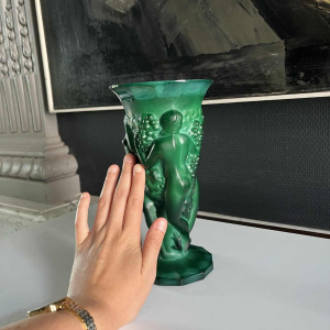 Heinrich Hoffmann (attr) Art Deco vaas met bacchanten "Ingrid" serie jade kristal / malachiet groen, ca 1933