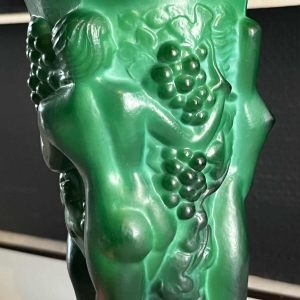 Heinrich Hoffmann (attr) Art Deco vaas met bacchanten "Ingrid" serie jade kristal / malachiet groen, ca 1933
