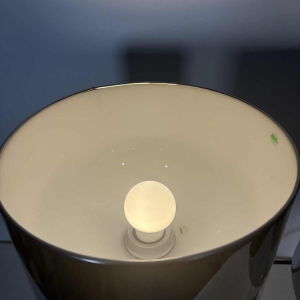 Harvey Guzzini, paar lampen, tulpvormige voetstukken van plexiglas, cilindervormige verchroomde lampenkappen, Italië, jaren 70