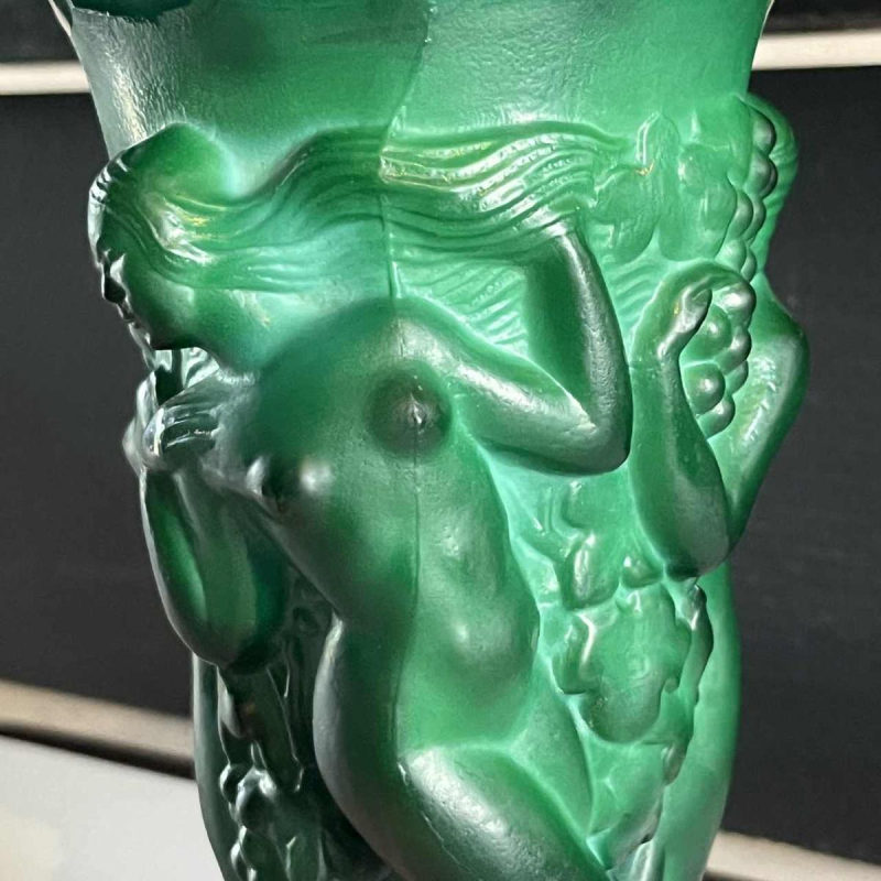 Heinrich Hoffmann (attr) Art Deco vaas met bacchanten "Ingrid" serie jade kristal / malachiet groen, ca 1933