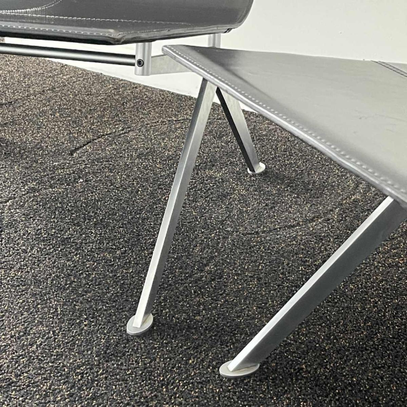 ENZO BERTI voor LAPALMA "Fenj" paar zwart lederen fauteuils, ca 1980