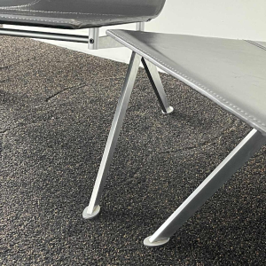 ENZO BERTI voor LAPALMA "Fenj" paar zwart lederen fauteuils, ca 1980