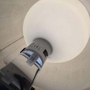 Harvey Guzzini, paar lampen, tulpvormige voetstukken van plexiglas, cilindervormige verchroomde lampenkappen, Italië, jaren 70