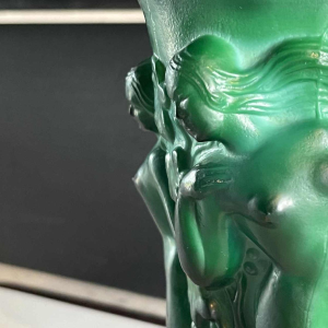 Heinrich Hoffmann (attr) Art Deco vaas met bacchanten "Ingrid" serie jade kristal / malachiet groen, ca 1933