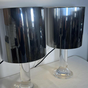 Harvey Guzzini, paar lampen, tulpvormige voetstukken van plexiglas, cilindervormige verchroomde lampenkappen, Italië, jaren 70