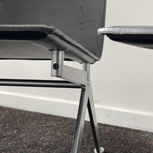 ENZO BERTI pour LAPALMA " Fenj " paire de fauteuils cuir noir, ca 1980