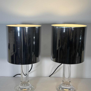 Harvey Guzzini, paar lampen, tulpvormige voetstukken van plexiglas, cilindervormige verchroomde lampenkappen, Italië, jaren 70