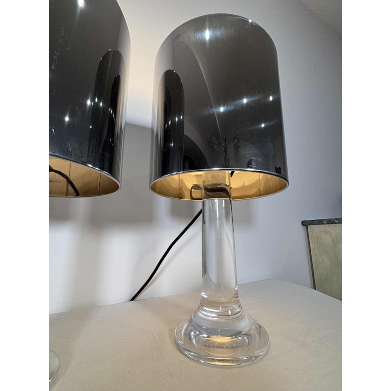Harvey Guzzini, paar lampen, tulpvormige voetstukken van plexiglas, cilindervormige verchroomde lampenkappen, Italië, jaren 70