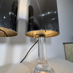 Harvey Guzzini, paar lampen, tulpvormige voetstukken van plexiglas, cilindervormige verchroomde lampenkappen, Italië, jaren 70