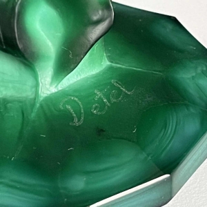 Heinrich Hoffmann (attr) vase Art Déco aux bacchantes, série "Ingrid" cristal jade / vert malachite, ca 1933