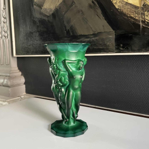 Heinrich Hoffmann (attr) vase Art Déco aux bacchantes, série "Ingrid" cristal jade / vert malachite, ca 1933