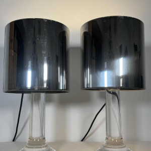 Harvey Guzzini, paar lampen, tulpvormige voetstukken van plexiglas, cilindervormige verchroomde lampenkappen, Italië, jaren 70