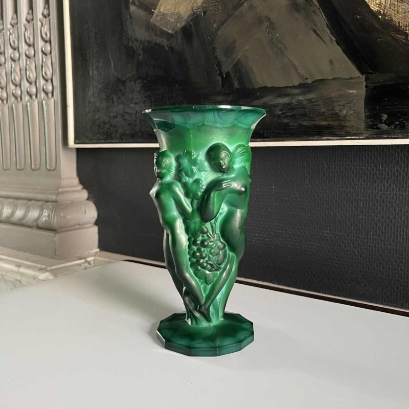 Heinrich Hoffmann (attr) Art Deco vaas met bacchanten "Ingrid" serie jade kristal / malachiet groen, ca 1933