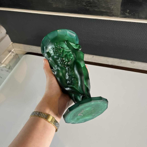 Heinrich Hoffmann (attr) vase Art Déco aux bacchantes, série "Ingrid" cristal jade / vert malachite, ca 1933