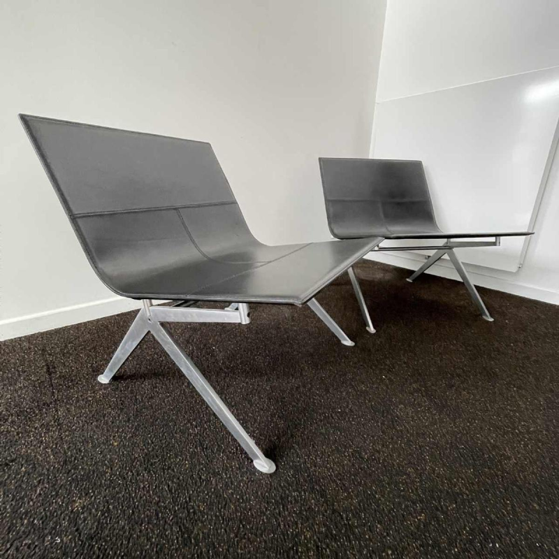 ENZO BERTI pour LAPALMA " Fenj " paire de fauteuils cuir noir, ca 1980