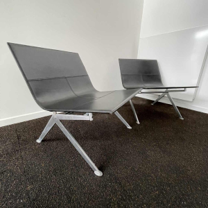 ENZO BERTI voor LAPALMA "Fenj" paar zwart lederen fauteuils, ca 1980