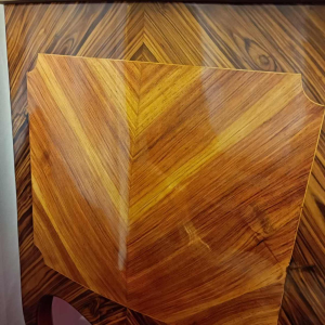 Commode sauteuse Louis XV galbée restaurée, ornements en bronze, tablette marbre, XIXe s