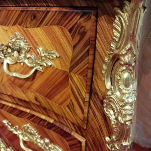 Gerestaureerde Louis XV-kommode met gebogen vormen, bronzen versieringen, marmeren blad, 19e eeuw