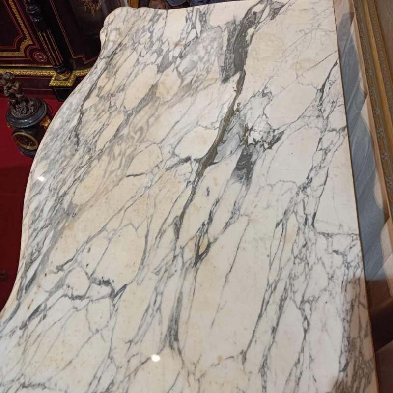 Commode sauteuse Louis XV galbée restaurée, ornements en bronze, tablette marbre, XIXe s