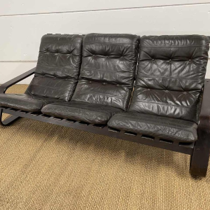 Canapé 3 places Design scandinave, cuir marron et bois, ca 1970