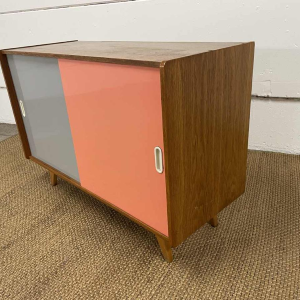 JIRI JIROUTEK voor INTERIEUR PRAHA - Tweekleurige dressoir / ladekast U-452 met schuifladen, ca 1958