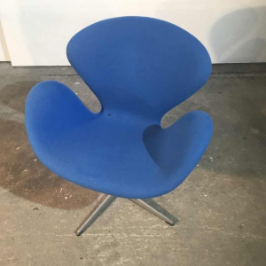 ARNE JACOBSEN voor FRITZ HANSEN, fauteuil “SWAN” blauw