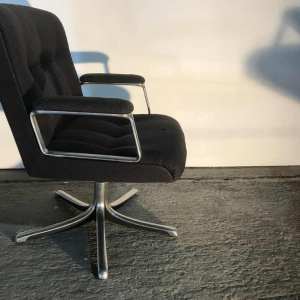 OSVALDO BORSANI voor TECNO, set van 2 fauteuils “P128”, gegoten aluminium, bekleed met grijze stof