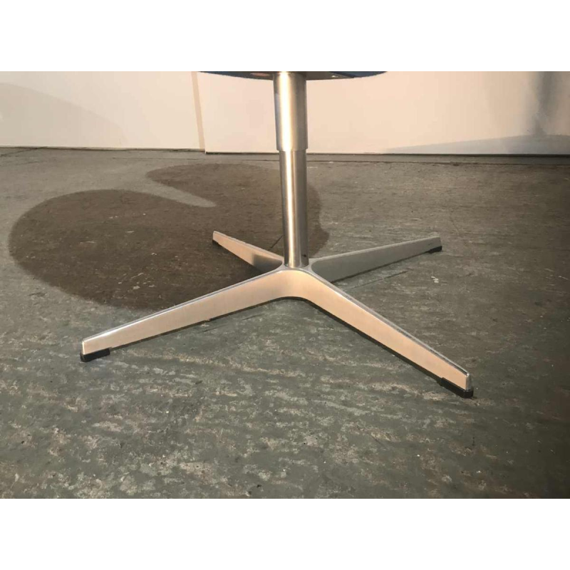 ARNE JACOBSEN pour FRITZ HANSEN, fauteuil “SWAN“ bleu