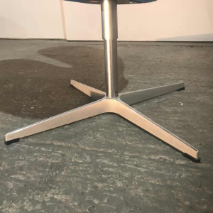 ARNE JACOBSEN pour FRITZ HANSEN, fauteuil “SWAN“ bleu