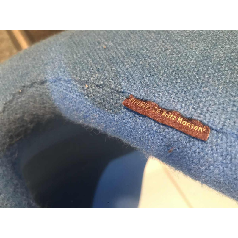 ARNE JACOBSEN voor FRITZ HANSEN, fauteuil “SWAN” blauw