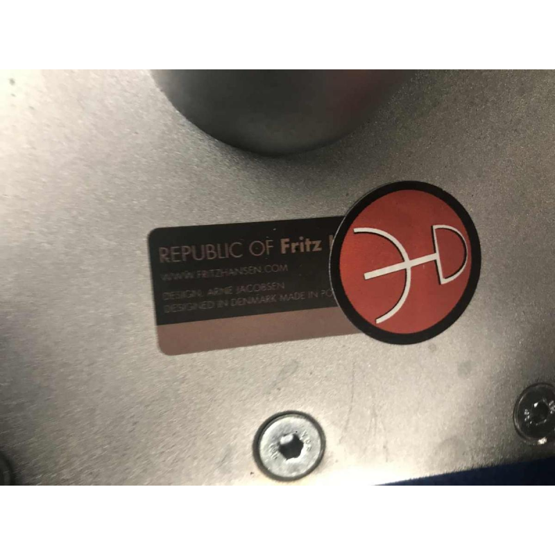 ARNE JACOBSEN pour FRITZ HANSEN, fauteuil “SWAN“ bleu