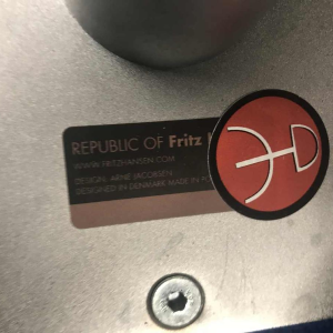 ARNE JACOBSEN pour FRITZ HANSEN, fauteuil “SWAN“ bleu