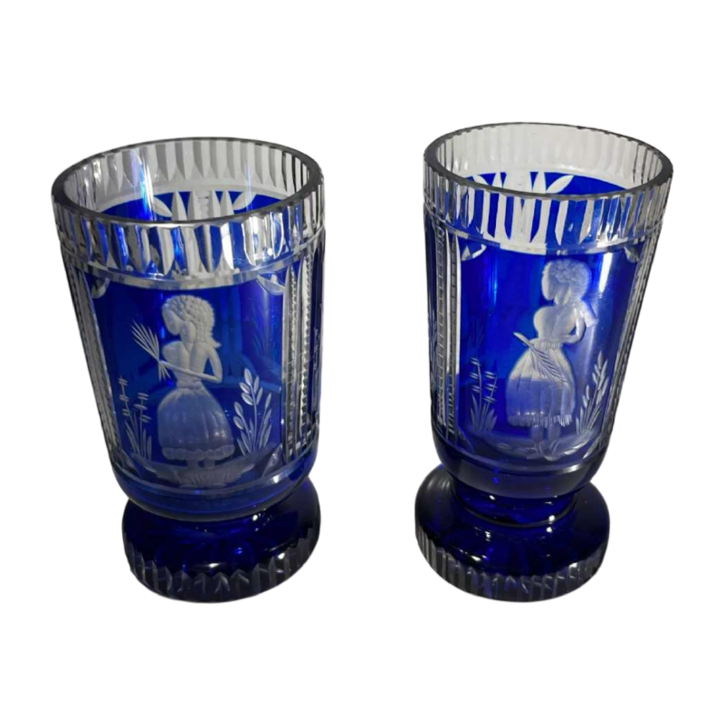 Cristal de Bohême, set de 2 verres à décor d'élégantes, doublé taillé bleu cobalt, ca 1900