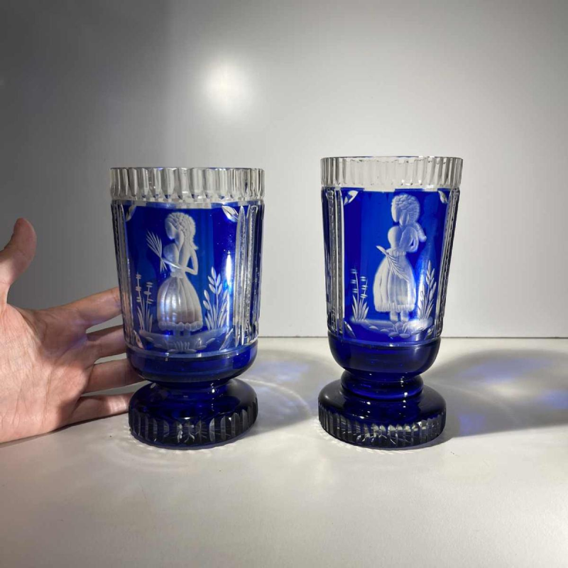 Cristal de Bohême, set de 2 verres à décor d'élégantes, doublé taillé bleu cobalt, ca 1900