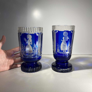 Cristal de Bohême, set de 2 verres à décor d'élégantes, doublé taillé bleu cobalt, ca 1900