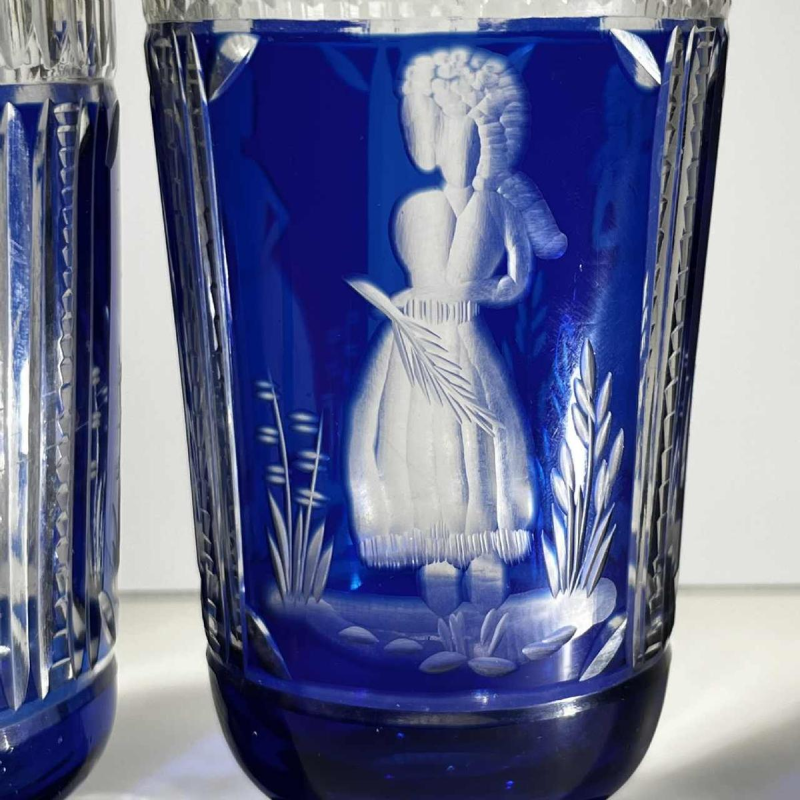 Cristal de Bohême, set de 2 verres à décor d'élégantes, doublé taillé bleu cobalt, ca 1900