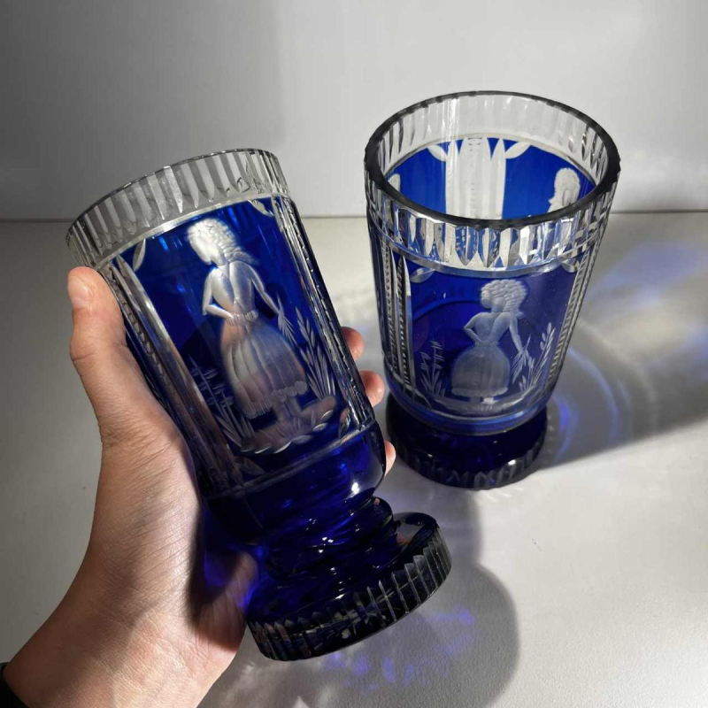 Cristal de Bohême, set de 2 verres à décor d'élégantes, doublé taillé bleu cobalt, ca 1900