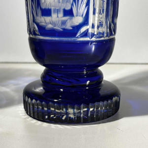 Cristal de Bohême, set de 2 verres à décor d'élégantes, doublé taillé bleu cobalt, ca 1900