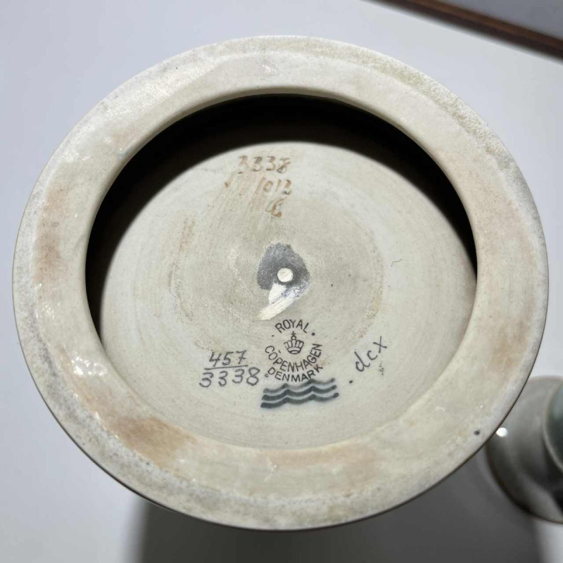 ROYAL COPENHAGEN Denmark, paire de bougeoirs Art Déco, ce´ramique polychrome craquelé vert / doré, ca 1940 / 1950