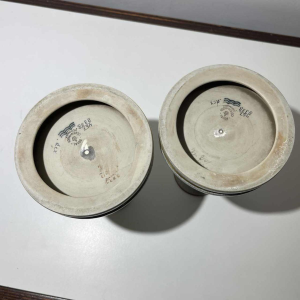 ROYAL COPENHAGEN Denmark, paire de bougeoirs Art Déco, ce´ramique polychrome craquelé vert / doré, ca 1940 / 1950