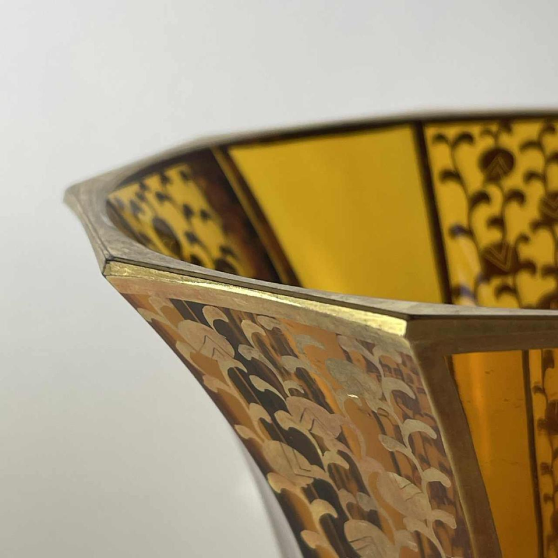 Moser Karlsbad, vase Art Déco, cristal taillé moderniste, couleur topaze, décor floral géométrique stylisé doré, ca 1930