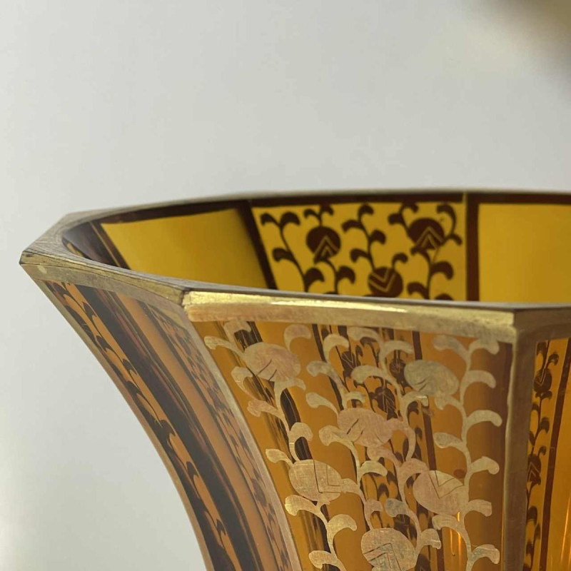 Moser Karlsbad, vase Art Déco, cristal taillé moderniste, couleur topaze, décor floral géométrique stylisé doré, ca 1930
