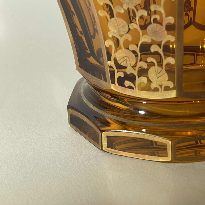 Moser Karlsbad, vase Art Déco, cristal taillé moderniste, couleur topaze, décor floral géométrique stylisé doré, ca 1930