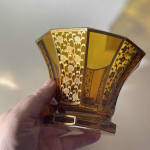 Moser Karlsbad, vase Art Déco, cristal taillé moderniste, couleur topaze, décor floral géométrique stylisé doré, ca 1930