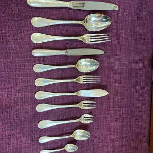 Christofle, modèle « Perles » 147 pces argenterie, ménagère couverts de table en métal argenté