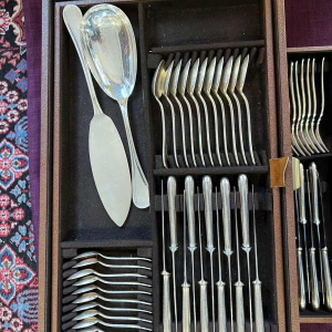Christofle, modèle « Perles » 147 pces argenterie, ménagère couverts de table en métal argenté