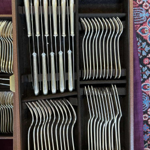 Christofle, modèle « Perles » 147 pces argenterie, ménagère couverts de table en métal argenté