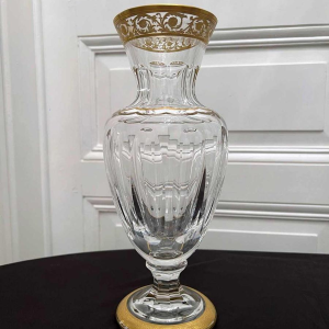 Saint Louis "Modèle Pompéi" vase en cristal clair et doré sur piédouche, 20ème siècle