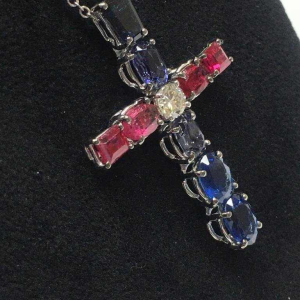 Pendentif "Croix" ornée de saphirs bleus, rubis et diamants